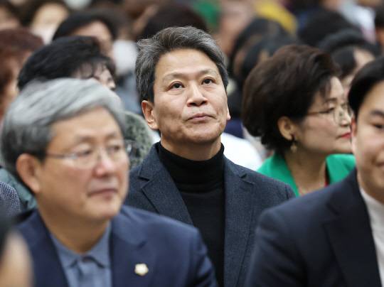 임종석 전 대통령 비서실장(가운데)이 7일 오후 서울 성동구청에서 열린 서울특별시새마을회 제18~19대 회장 이임식 및 제20대 회장 취임식에 참석해 자리하고 있다.<연합뉴스>