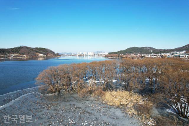 신정호수공원은 온양온천에서 가까워 온천욕을 즐긴 후 가볍게 산책할 수 있는 곳이다.