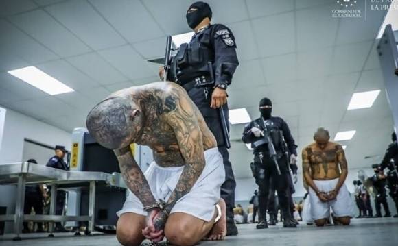 테러범수용센터(CECOT·세코트)의 수감자들 모습. AFP 연합뉴스 자료사진