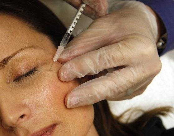 지난 2009년 6월 미국 동부 버지니아주 알링턴의 한 병원에서 한 여성이 보톡스를 맞고 있다. AP=연합뉴스