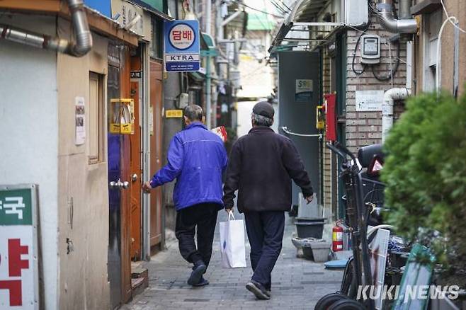 8일 서울 종로구 돈의동 주민들이 설 연휴를 보낼 먹거리를 온기창고 2호점에서 구매해 집으로 돌아가고 있다. 사진=임형택 기자