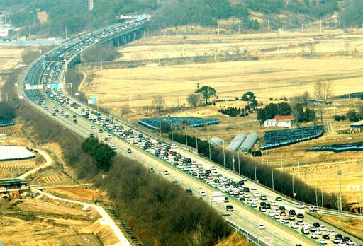 지난 2007년 설연휴, 전국 고속도로에 귀경차량이 몰리던 가운데 서해안고속도로 매송~비봉구간(우측)의 차량들이 길게 늘어선 채 서행하는 모습. 경기일보DB