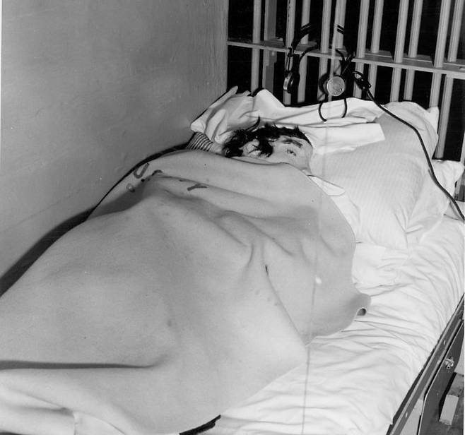 클라렌스 앵글린의 감방 사진. 간수의 눈을 속이기 위해 직접 만든 머리 모형을 베개위에 올려뒀다./미 연방수사국(FBI)