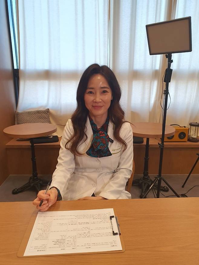 민재원 약사가 유튜브 촬영을 앞두고 있다. 윤현주 기자