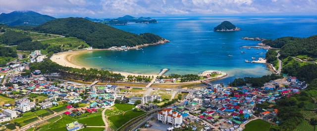 은빛 백사장과 쪽빛 바다가 어우러진 남해 상주은모래비치. 매년 여름이면 100만명에 달하는 여행객들이 찾는 이곳은 2㎞에 이르는 반달형 백사장의 경사가 완만한 데다 수온도 높아 가족 피서지로 최적의 조건을 갖춘 곳이다.