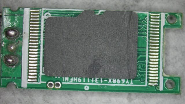 별도 고정장치 없이 마이크로SD카드를 기판에 고정한 USB 메모리. (사진=CBL테크)