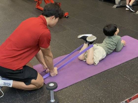 밴드를 이용한 동작. 사진 독자제공