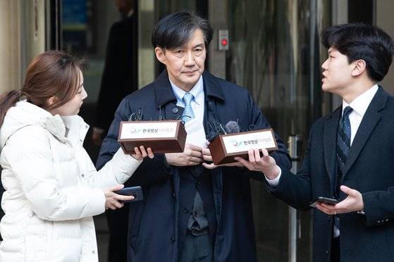 조국 전 법무부 장관이 8일 서울고등법원에서 열린 뇌물수수·등 혐의 2심 선고 공판을 마치고 취재진 질의에 답하고 있다. 조 전 장관은 1심과 같이 징역 2년을 선고받았지만 법정구속은 되지 않았다. 뉴스1