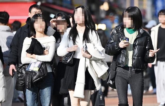 낮 최고기온이 13도를 기록한 12일 서울 마포구 홍대거리에서 시민들이 가벼운 옷차림으로 나들이하고 있다. 기상청은 13일에는 최고기온이 18도까지 오르는 등 당분간 포근한 날씨가 이어질 것으로 내다봤다. 윤웅 기자