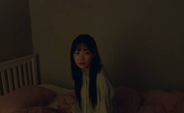 문제의 영상 속에 등장하는 경아(인선). 넷플릭스