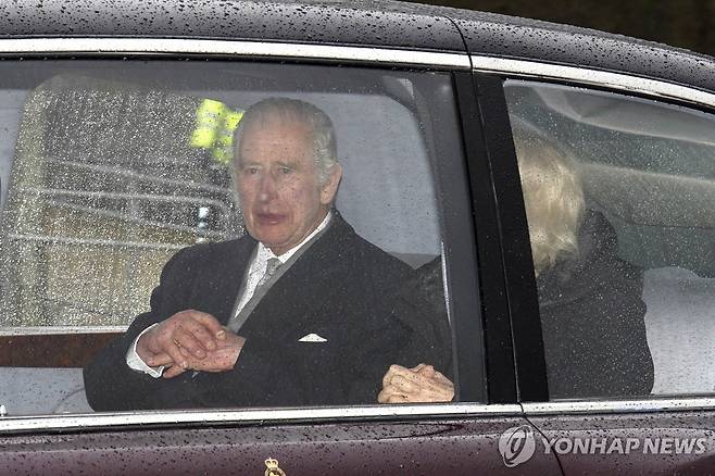 영국 찰스 3세 국왕 부부 (PA/AP=연합뉴스) 영국 찰스 3세 국왕이 13일(현지시간) 암치료를 위해 부인 커밀라 왕비와 함께 샌드링엄 영지에서 런던으로 돌아왔다.2024.2.13 photo@yna.co.kr