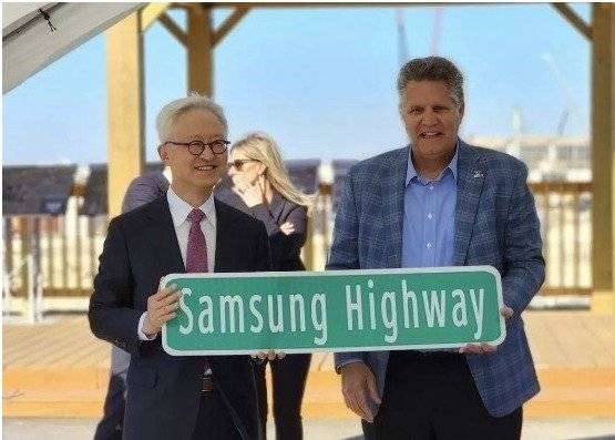경계현 삼성전자 사장 미국 텍사스주에 생긴 '삼성 고속도로' 도로 표지판을 들고 기념촬영하는 모습. 뉴스1