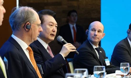 윤석열 대통령이 14일 서울 중구 대한상공회의소 챔버라운지에서 외국인 투자기업 대표들과 연 오찬 간담회에서 발언하고 있다. 연합뉴스