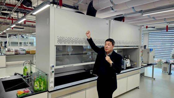 7층 홈후드 앞에서 내부 구조를 설명하고 있는 이건웅 전기연 전기재료연구본부장/사진=류준영