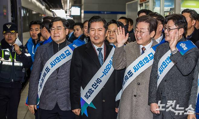 더불어민주당 이재명 대표와 홍익표 원내대표 등 지도부가 설 연휴를 하루 앞둔 8일 서울 용산구 용산역에서 귀성길에 오른 시민들에게 인사하고 있다. 윤창원 기자