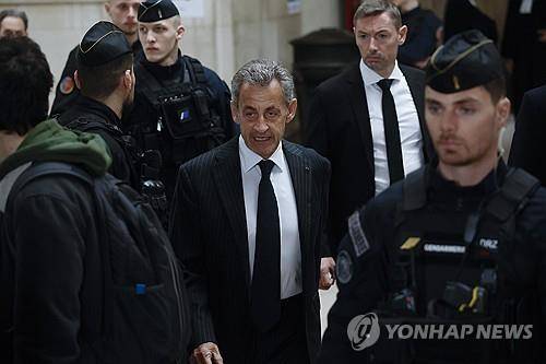 (파리 EPA=연합뉴스) 니콜라 사르코지 전 프랑스 대통령이 14일(현지시간) 오후 프랑스 파리 고등법원에서 열린 '불법 선거자금 사건' 항소심 선고 공판에 출석하고 있다.