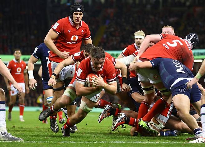 지난 3일 웨일스 알렉스 맨이 2024 식스네이션스 경기에서 스코틀랜드를 상대로 트라이를 시도하고 있다. /로이터 연합뉴스