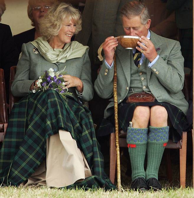 찰스 3세 국왕 부부가 스코틀랜드 전통 행사에서 퀘이치에 담긴 위스키를 마시고 있는 모습. 2005년 8월 6일. /게티이미지코리아