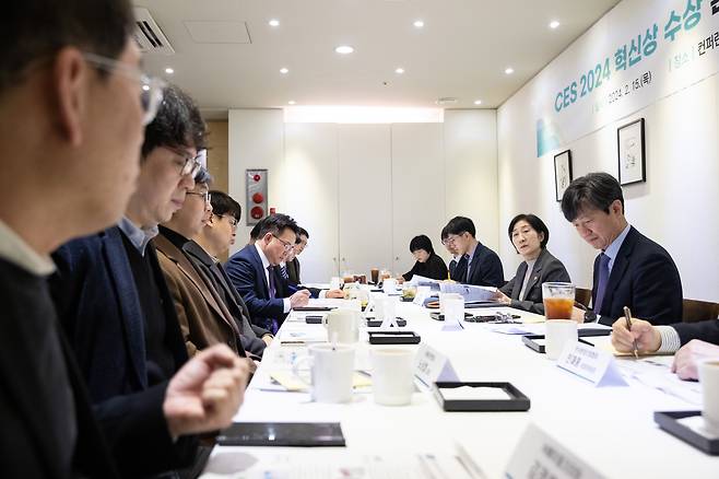 한화진 환경부 장관이 15일 서울 중구에서 국제전자제품박람회(CES) 2024에 참여해 혁신상을 수상한 환경기업들과 간담회를 갖고 녹색산업 육성을 위한 정책 지원방안을 논의하고 있다. 2024.2.15 /환경부