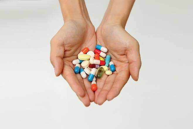 영양제를 과다 복용하면 사소하게는 메스꺼움, 설사, 크게는 심근경색, 콩팥결석 등 부작용이 생길 수 있으니 영양소별 일일 권장 섭취량을 지키는 것이 좋다./사진=게티이미지뱅크