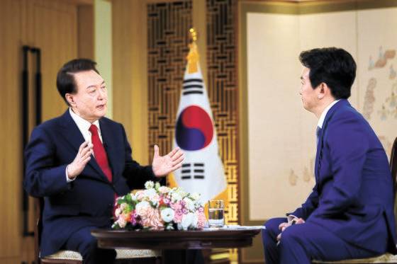 윤석열 대통령이 지난 4일 서울 용산 대통령실 청사에서 KBS와 특별대담을 하고 있다. 대통령실 제공