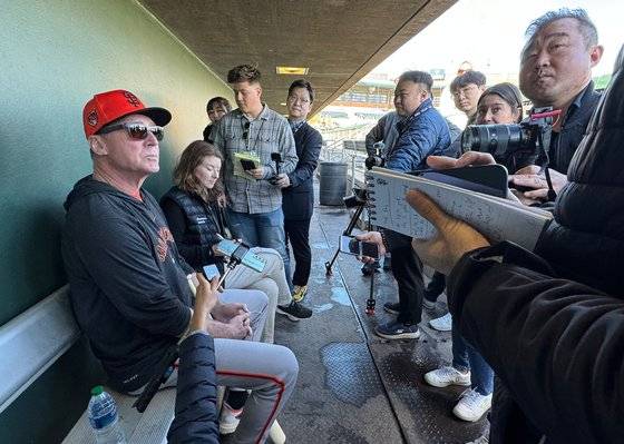 취재진과 인터뷰하는 밥 멜빈(왼쪽) 감독. 연합뉴스