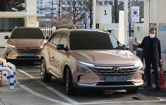 Nexo SUVs are being charged in Yeouido, western Seoul, on Feb. 13. [YONHAP]