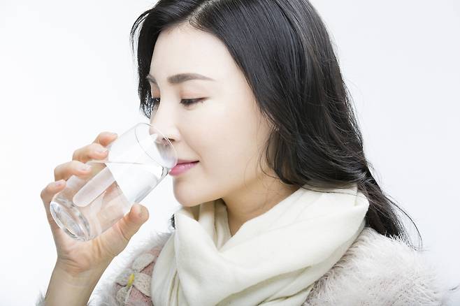 수분은 물, 음료, 음식의 다양한 형태로 섭취하게 되기 때문에 무조건 하루 2L 생수를 마셔야 하는 것은 아니다.물을 과다 섭취할 경우 오히려 독이 되어 앓고 있는 질환을 악화시킬 수도 있다.