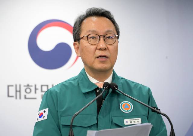 박민수 보건복지부 2차관이 14일 서울 종로구 정부서울청사에서 의사 집단행동 중앙사고수습본부 정례 브리핑을 하고 있다. 성형주 기자