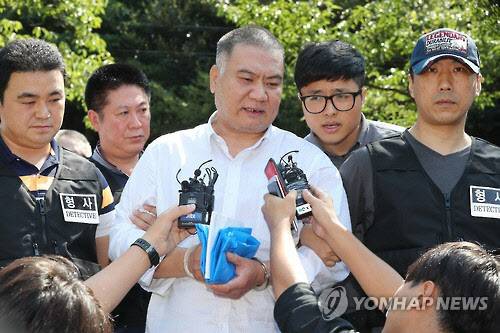 제주의 한 성당에서 혼자 기도하던 여성을 흉기로 수차례 찔러 숨지게 한 혐의(살인)로 구속된 중국인 피의자 천궈루이가 지난 22일 오후 범행 현장에서 경찰과 현장검증을 하고 있다.(사진=연합뉴스)