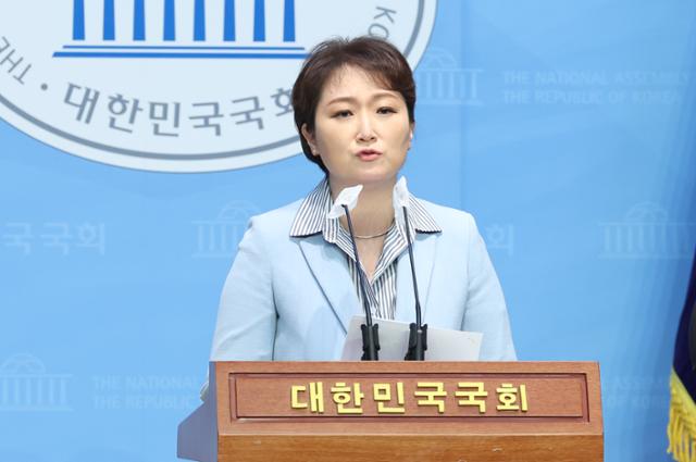 이언주 전 의원이 16일 서울 여의도 국회 소통관에서 더불어민주당에 복당하는 사실을 밝히는 기자회견을 하고 있다. 뉴스1
