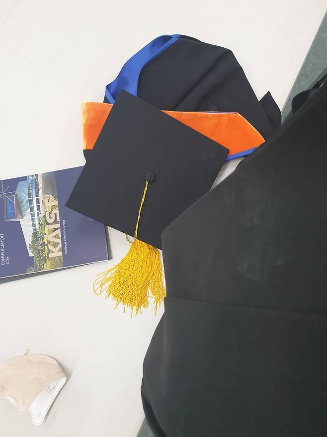 16일 한국과학기술원(KAIST) 졸업식에 참석한 윤석열 대통령에게 정부의 연구개발(R&D) 예산 삭감을 항의했던 졸업생 A씨의 졸업 학위복 모습. A씨 제공