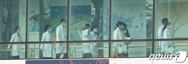 (서울=뉴스1) 유승관 기자 = 13일 서울의 한 대형 종합병원에서 의료진이 발걸음을 옮기고 있다. 정부의 의대 증원에 반발하고 있는 대한전공의협의회는 전날밤 진행한 온라인 임시대의원총회에서 박단 회장을 제외한 나머지 집행부가 모두 사퇴, 비상대책위원회 체제로 전환하기로 했으며 파업 돌입 여부와 방식 등을 논의 했지만 결론을 내지못한 것으로 알려졌다. 2024.2.13/뉴스1 Copyright (C) 뉴스1. All rights reserved. 무단 전재 및 재배포, AI학습 이용 금지.