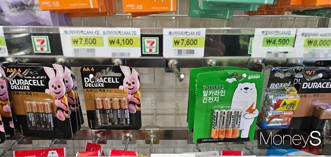 지난 7일 세븐일레븐에서 판매하는 에너자이저 맥스AA 2입 가격이 기존 4100원에서 4500원으로 400원(9.7%) 올랐다. 사진은 세븐일레븐 매장에 진열된 건전지 이미지. /사진=김문수 기자