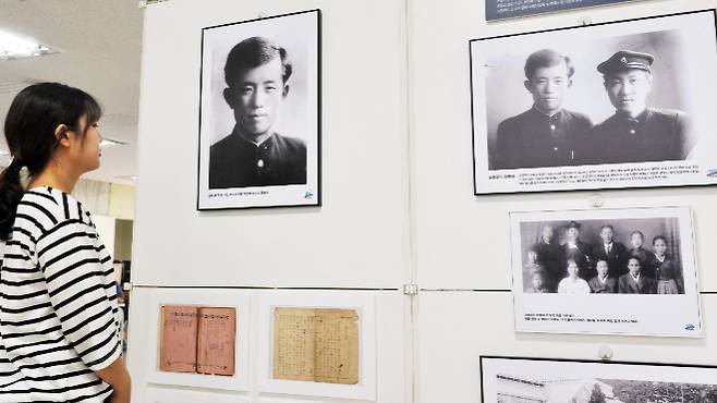 1945년 2월 16일 향년 27세에 윤동주 시인이 일본 후쿠오카 형무소에서 생을 마감했다. 시인 윤동주 탄생 100주년 기념 전시회에서 학생이 액자 속 윤동주 시인을 바라보는 모습. /사진=뉴스1