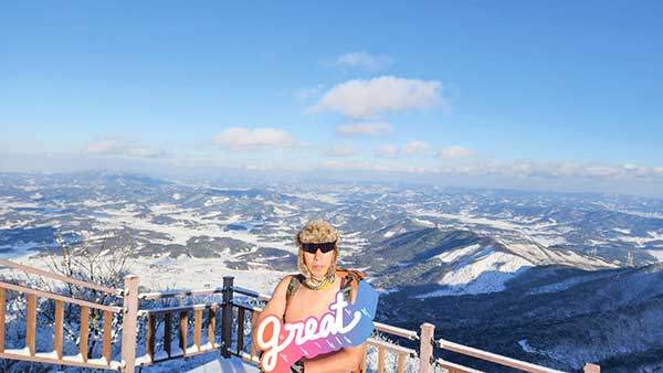 영하 11℃ 오서산을 정신력 충전을 위해 탈의하고 오른 신승환씨.