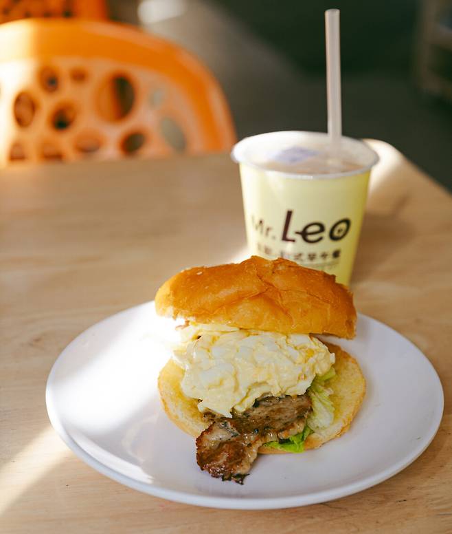 MR.리오자오찬의 돼지갈비+계란샐러드 샌드위치와 밀크티