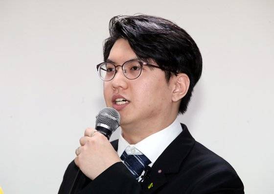 신민기 녹색정의당 대전시당 대변인이 19일 오전 대전 서구 전교조 대전지부에서 '카이스트 졸업식 폭력사태 윤석열 대통령 규탄' 기자회견을 하고 있다. 뉴스1