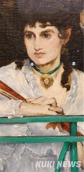 모리조의 목 주변 푸른 점 두 개는 반사된 미술관 조명이다. 서 있는 클라우스와 비교하면 그녀의 공허한 큰 눈과 이지적인 미모가 더욱 빛난다.