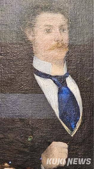 기유메의 파란 넥타이를 검은 넥타이라고 쓴 글도 있다.