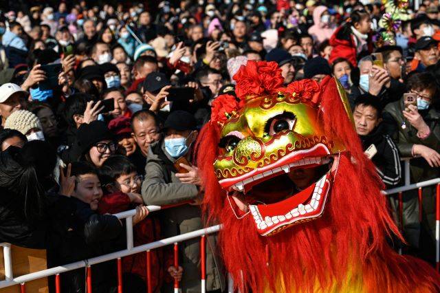 중국 베이징에서 지난 12일(현지시간) 춘절을 기념한 사자춤 공연이 펼쳐지고 있다. AFP연합뉴스