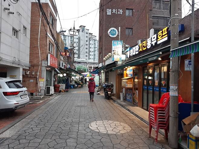 용산구 용문시장 입구. 여전히 인근 주민들의 발걸음이 잦다. 일대 재개발 추진으로 언제까지 재래시장이 유지될 수 있을지 미지수다. 서찬동 선임기자