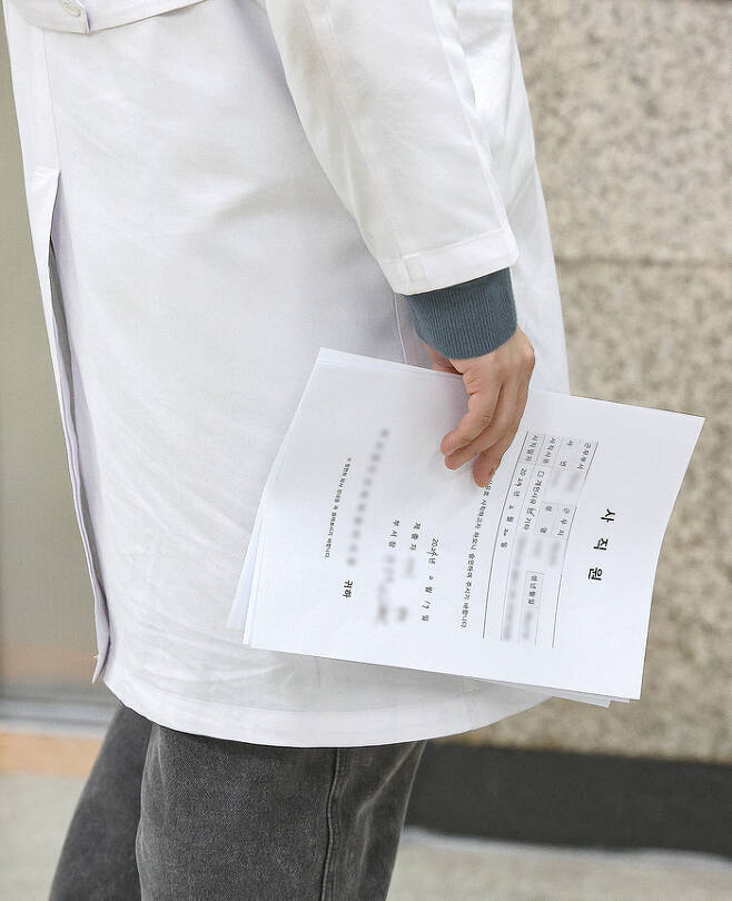 19일 대구 한 대학병원에서 전공의가 사직서를 들고 있다. [사진 = 연합뉴스]