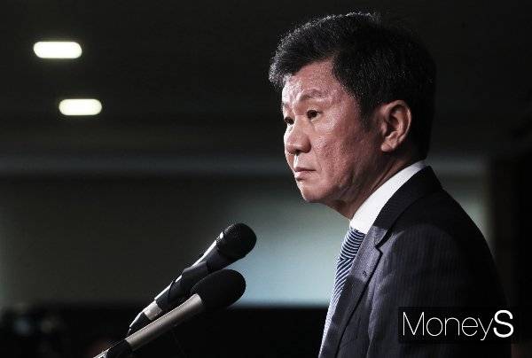 19일 서울 종로경찰서가 정몽규 대한축구협회장에 대한 수사에 착수했다. 사진은 지난 16일 서울 종로구 신문로 축구회관에서 위르겐 클린스만 전 국가대표팀 감독 경질을 발표하는 정 회장. /사진=임한별 기자