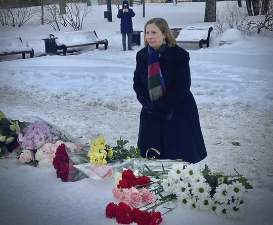 린 트레이시 주러 미국 대사가 첫 정치범 수용소가 탄생한 솔로베스키 제도에서 온 바위로 만든  알렉세이 나발니의 추모비 앞에서 알렉세이 나발니를 추모하고 있다. AP 연합뉴스