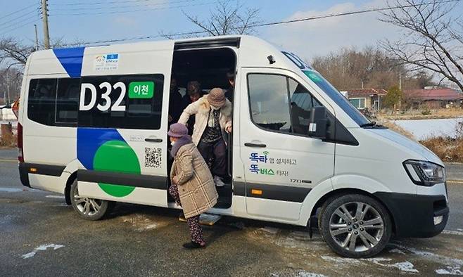 경기 이천시에서 운행 중인 경기도형 수요응답 버스 '똑버스'에서 노인들이 하차하고 있다. 이천시 제공