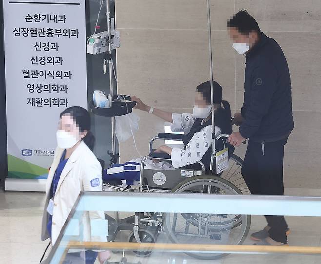 정부의 의대 정원 확대 정책에 반대하는 의사들이 집단행동을 준비하는 가운데 2월12일 서울의 한 대학 병원에서 의료진과 환자가 이동하고 있다. ⓒ연합뉴스