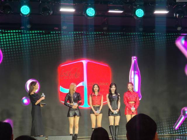 20일 서울 영등포구 여의도 페어몬트호텔에서 열린 코카콜라 신제품 '코카콜라 제로 한류' 출시 간담회에서 아이돌 그룹 ITZY(있지)가 공연을 마치고 무대에 선 모습. 박경담 기자