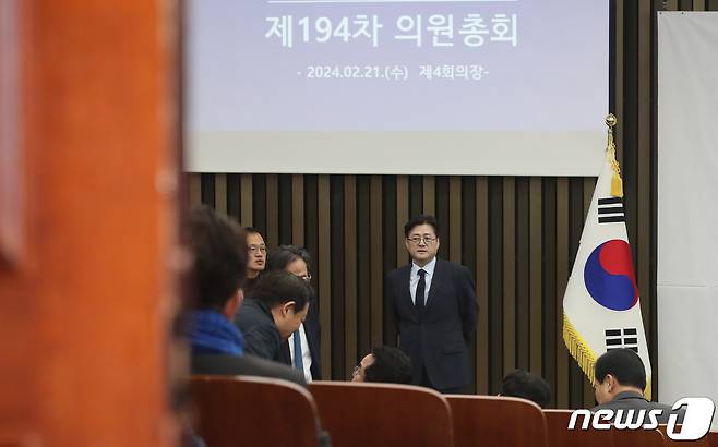 홍익표 더불어민주당 원내대표가 21일 오전 서울 여의도 국회에서 열린 비공개 의원총회에서 의원들과 이야기를 나누고 있다. 2024.2.21/뉴스1 ⓒ News1 임세영 기자