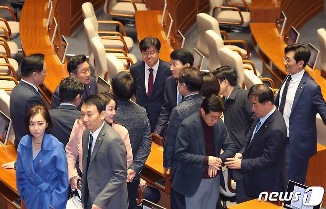 더불어민주당 의원들이 20일 서울 여의도 국회 본회의장에서 열린 제413회 국회(임시회) 제2차 본회의에서 대화를 나누고 있다. 2024.2.20/뉴스1 ⓒ News1 송원영 기자